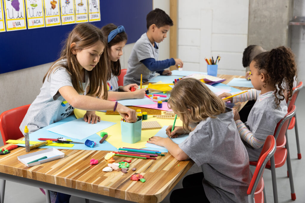 Escolas que cuidam do desenvolvimento socioemocional de seus alunos