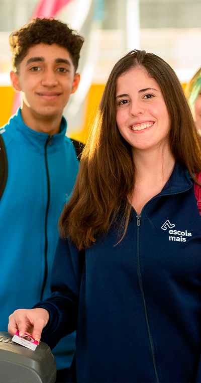 aluno e aluna sorrindo