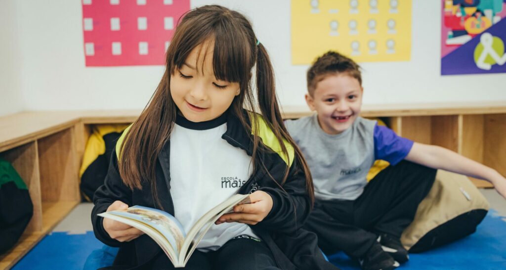 criança aprendendo com as metodologias de ensino da Escola Mais