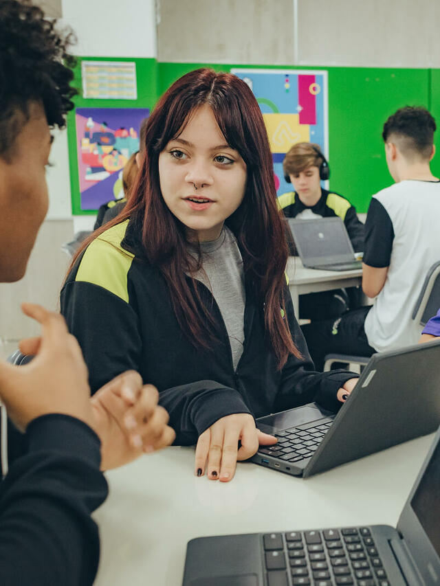 Tecnologia na escola: como a inovação influencia o papel do professor?