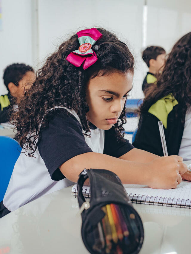 Quais estímulos de qualidade ajudam no desenvolvimento infantil na escola?